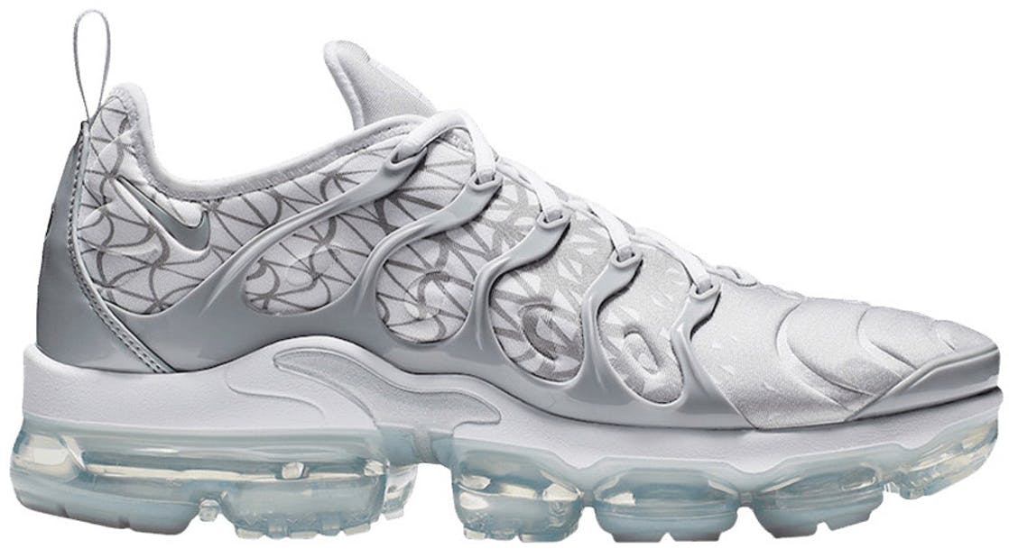 white nike vapormax plus