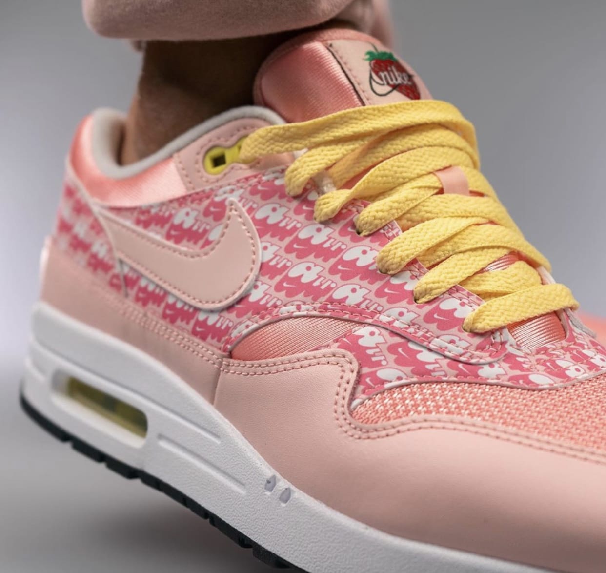 lemonade strawberry nike