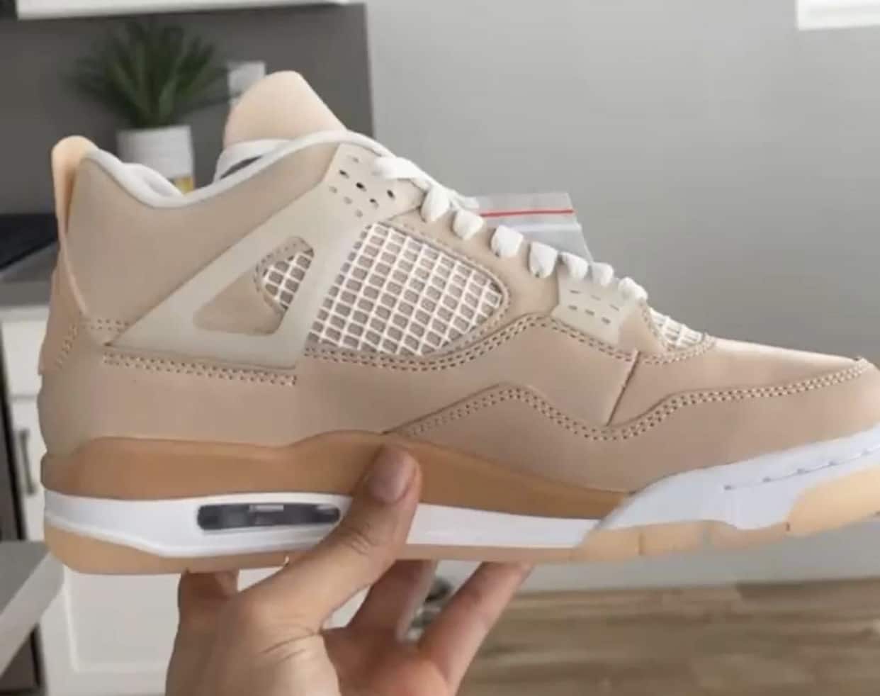 Is de recent gelekte Air Jordan 4 'Shimmer' een Off-White rip-off?