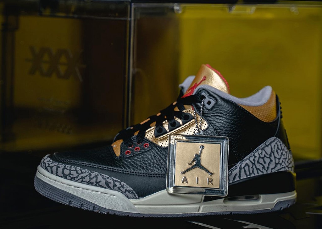 De Air Jordan 3 “Black Cement” krijgt een shiny gold treatment