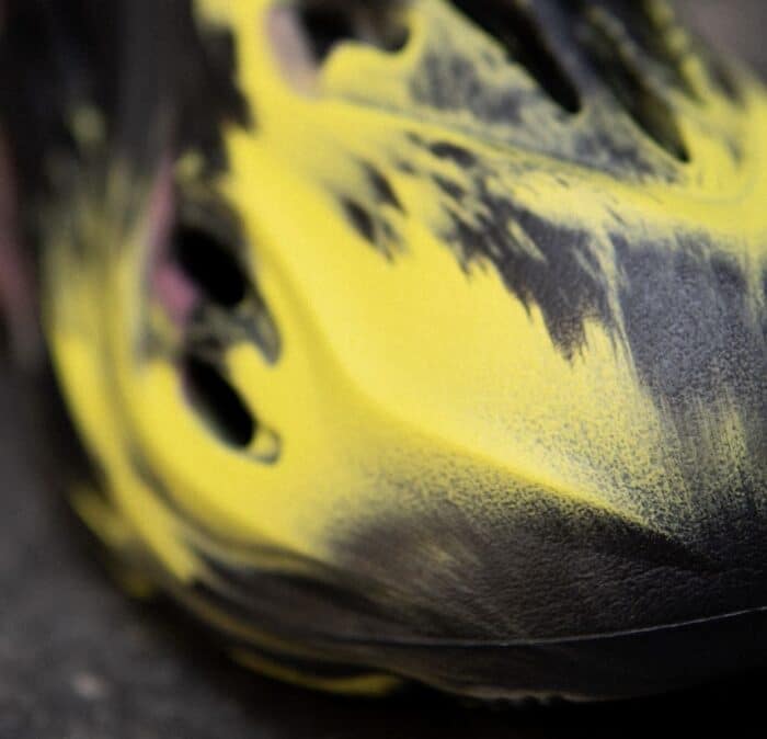 detailshot van gele neus adidas yeezy foam