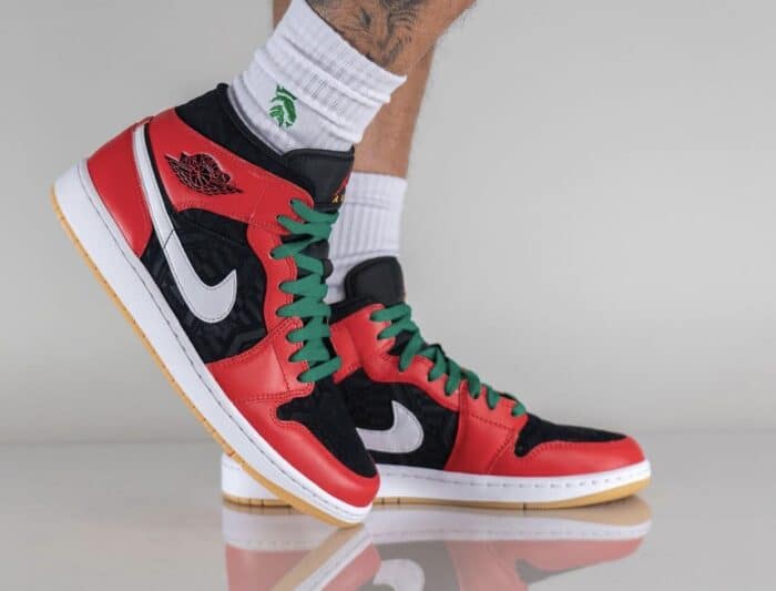 rood wit zwarte sneakers met groene veters